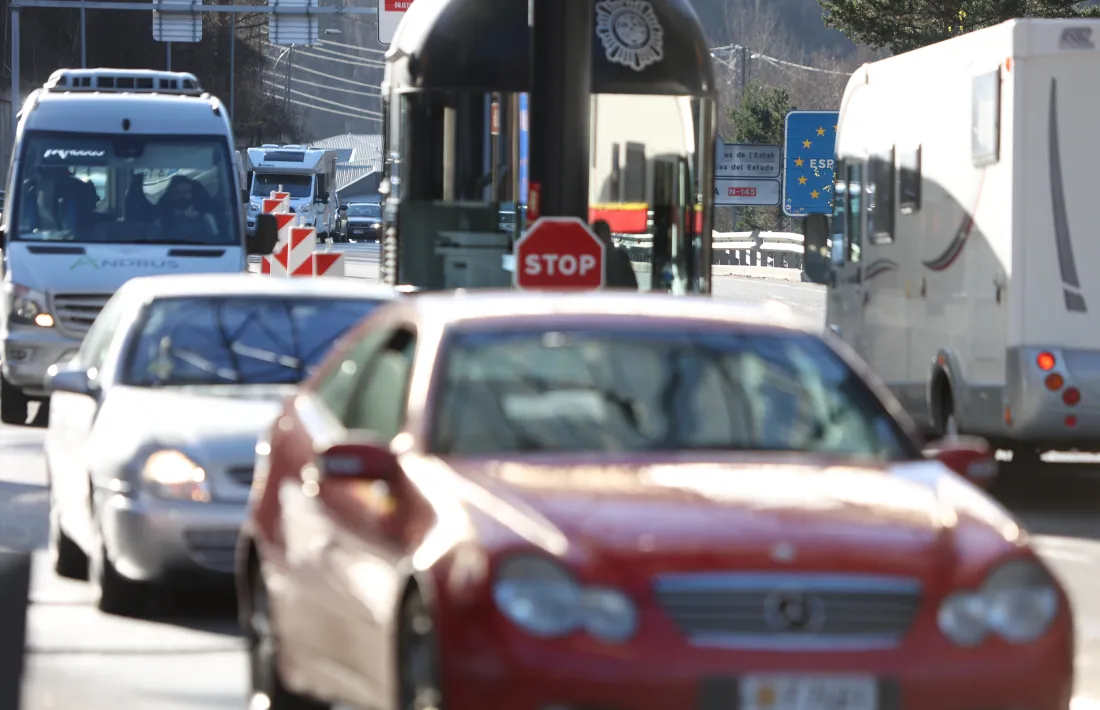 Les retencions a la N-145 van generar cues d’entrada a la frontera sud.
