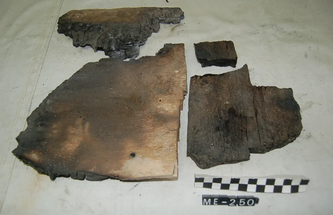 Possibles restes de la tapa del reconditori de la talla romànica, l’únic fragment de la imatge que s’ha conservat.