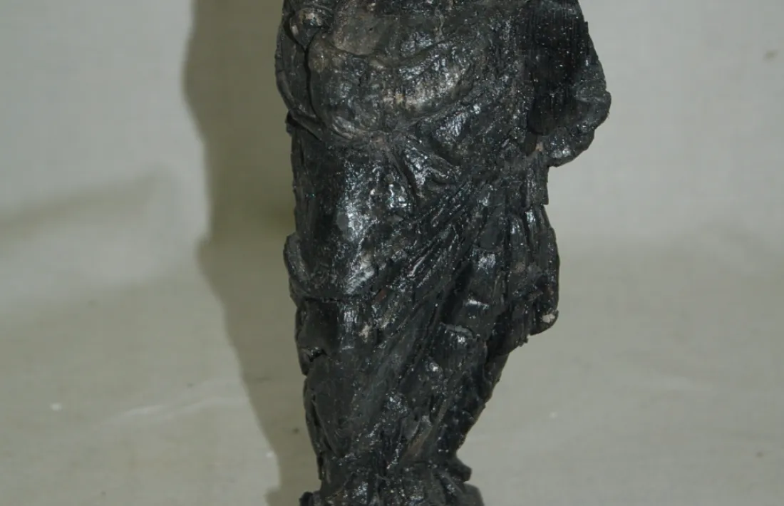 Soca carbonitzada d’una marededeu amb el Nen Jesús.