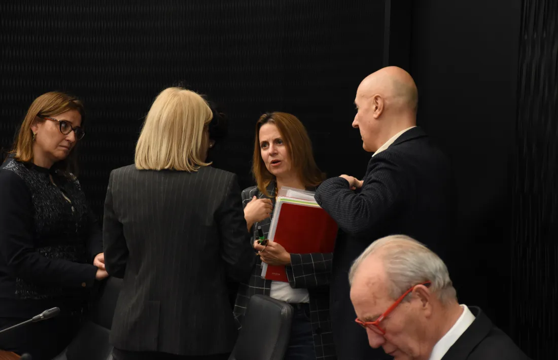 Rosa Gili i Joaquim Dolsa conversen amb Núria Barquín.