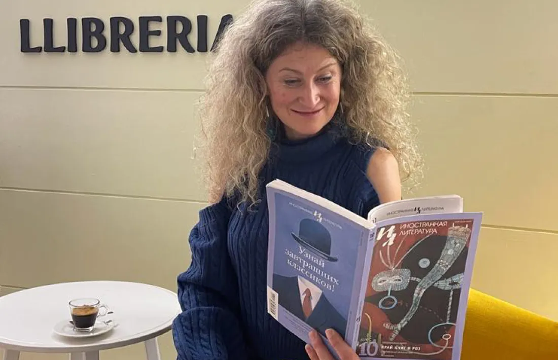 Grebennikova sosté un exemplar de la revista ‘Literatura estrangera’, on el 2010 es va estrenar com a traductora.
