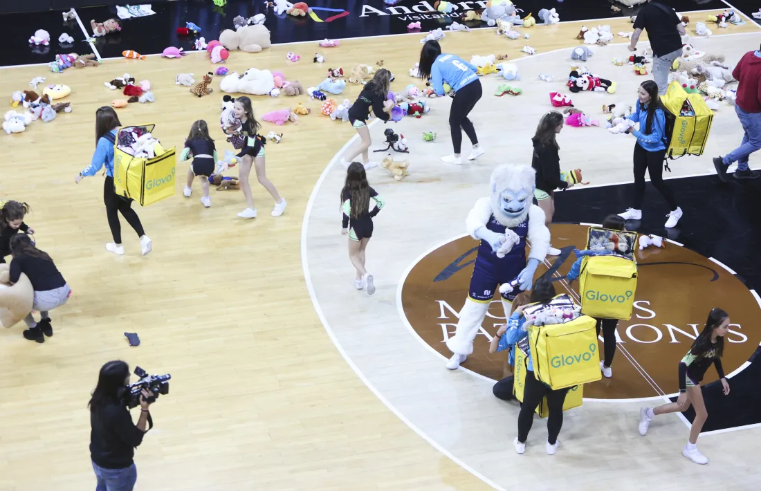 Els peluxos van tornar a sobrevolar el Poliesportiu.