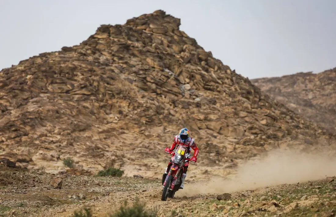Sam Sunderland en un moment de la primera etapa del Dakar abans de la caiguda que l’ha deixat fora del raid.