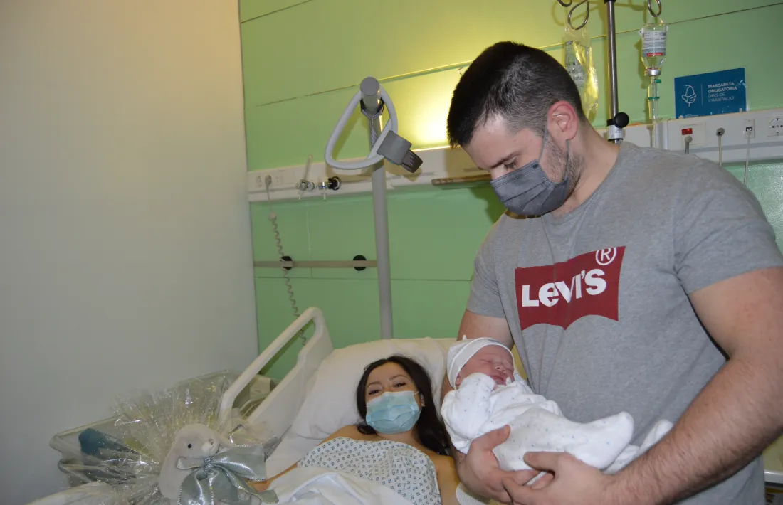 El petit Adrià amb el seus pares a l'habitació de l'hospital.