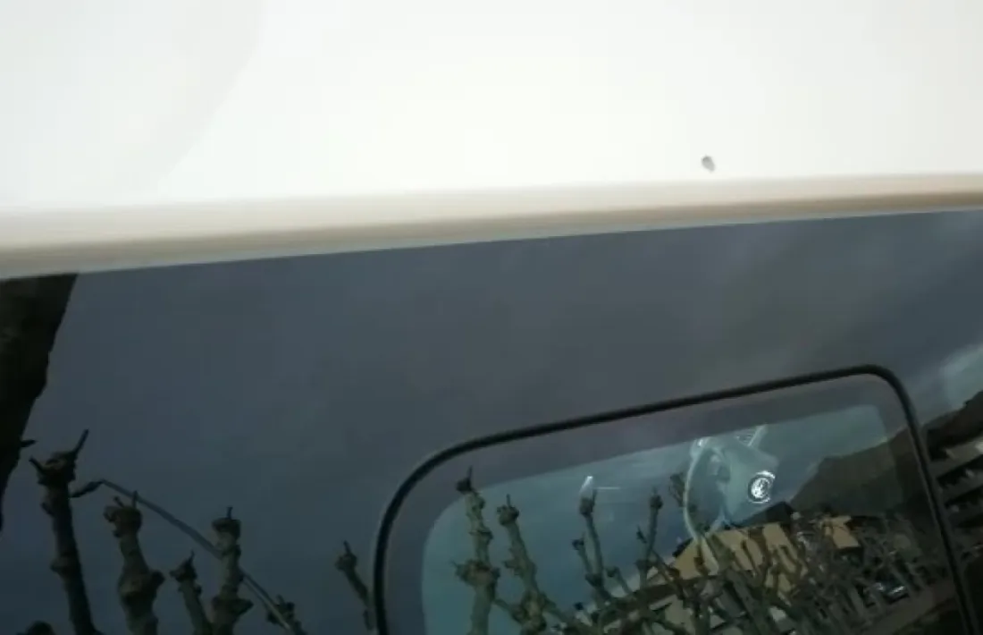 Senyal d'un dels impactes, el més proper a la finestra. 