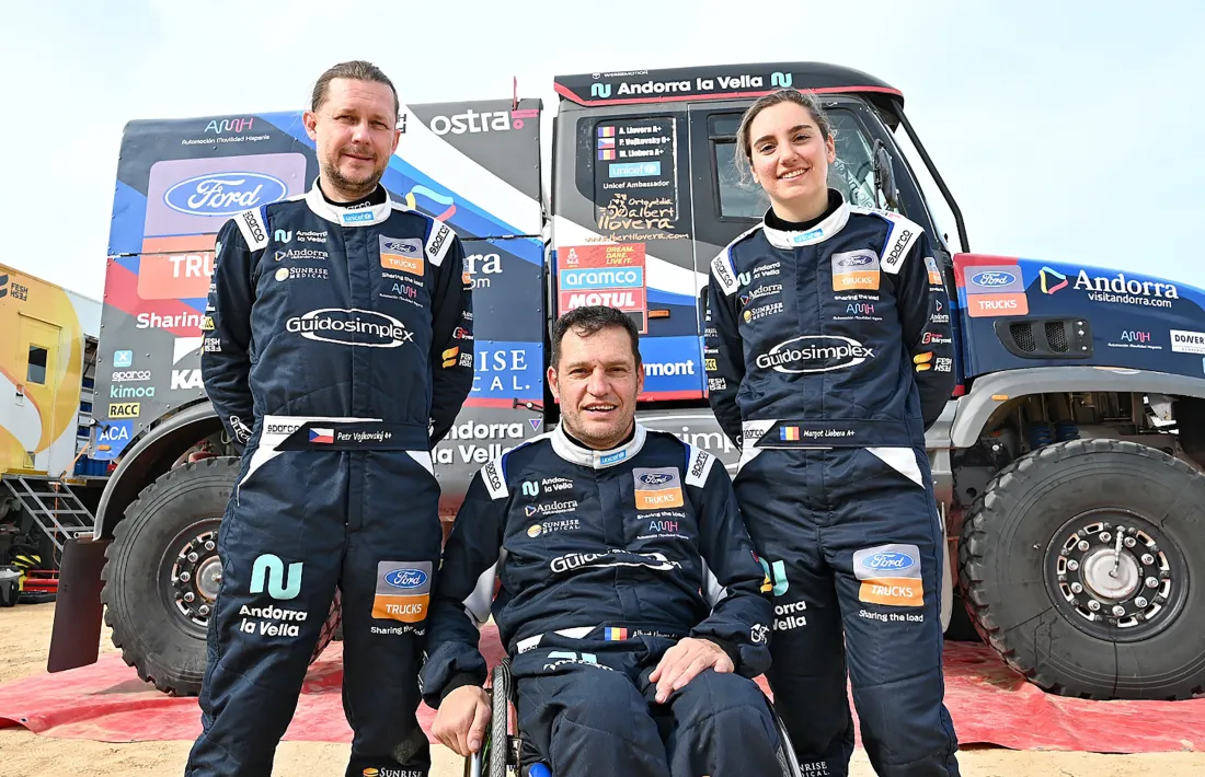 Petr Vojkovsky, Albert Llovera i Margot Llobera amb el camió de l’equip Fesh Fesh.