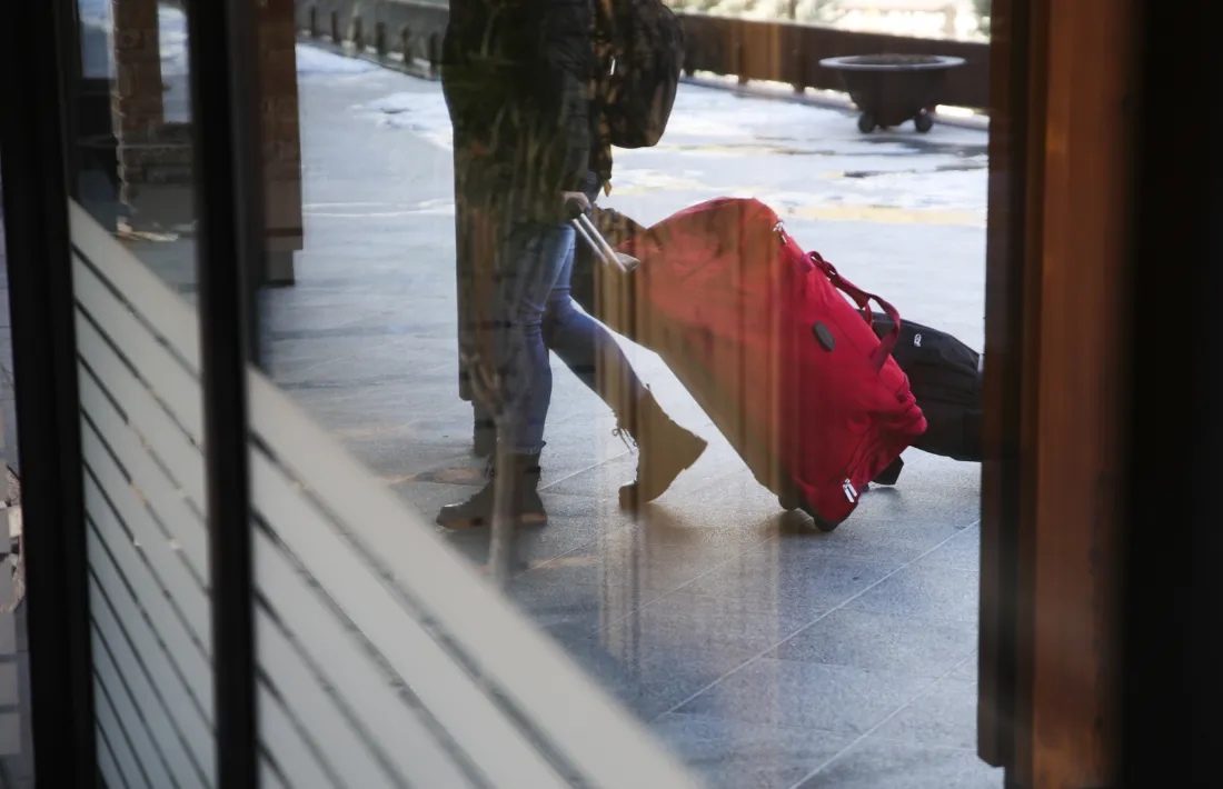 Turistes arribant a les portes d’un establiment hoteler.