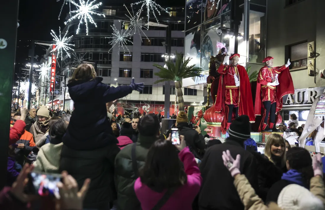 Propis i estranys s’afegien al seguici de l’emissari reial, que resseguia l’eix comercial convocant tothom a la cavalcada d’aquest vespre. 