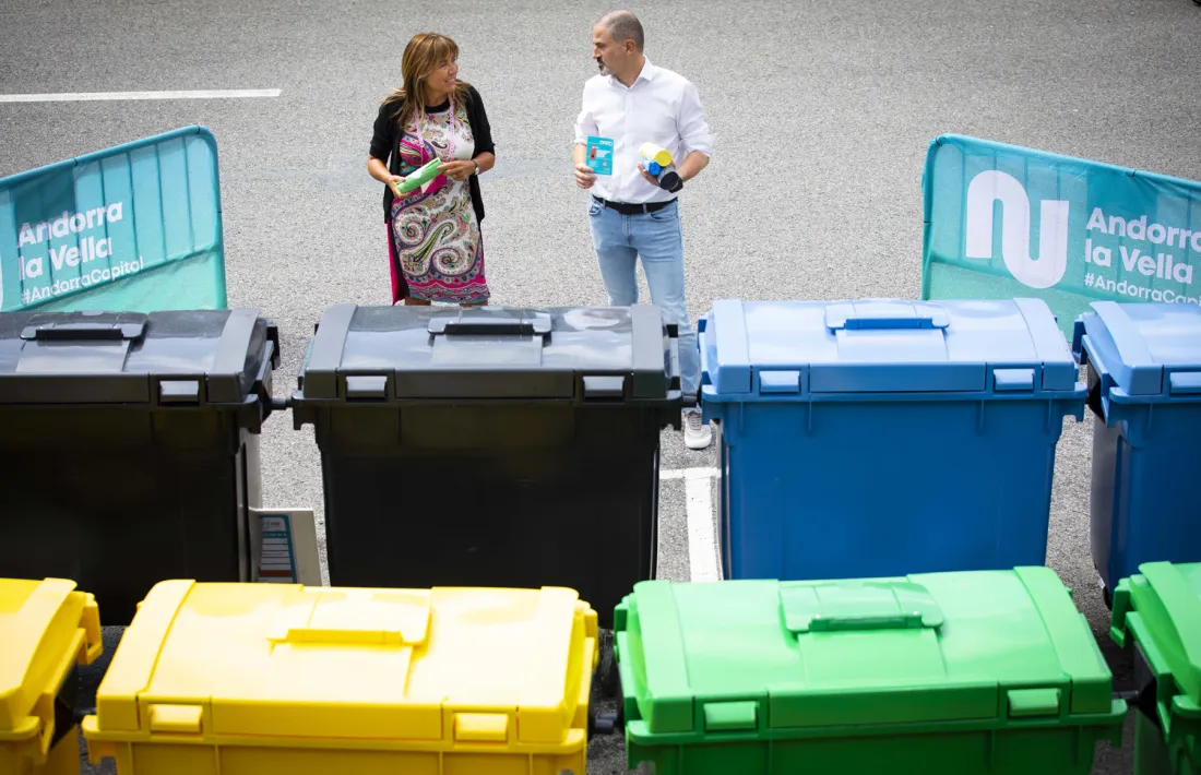 Conxita Marsol i Gerard Estrella en la presentació de la recollida porta a porta al Cedre.