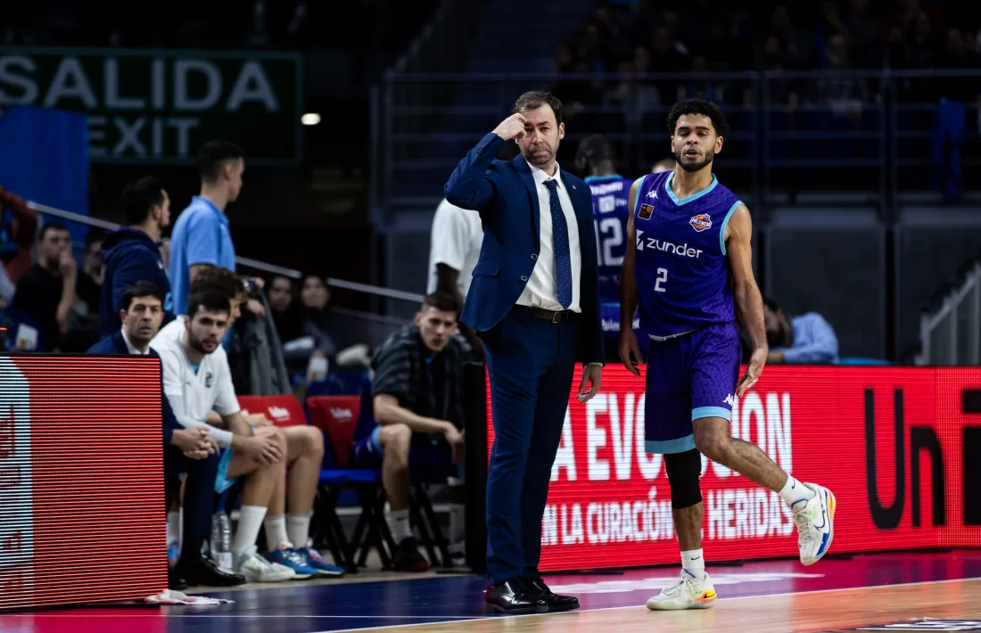Pedro Rivero, tècnic del Zunder Palència, xerrant amb Alec Wintering.