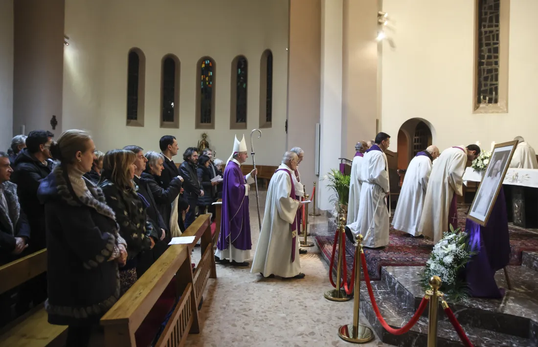 Un centenar de persones va assistir ahir a Sant Esteve a la missa concelebrada pel bisbe Vives i els preveres de les Valls.