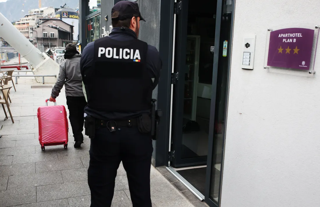 Un dels ocupants del pis en el moment d'abandonar l'establiment.