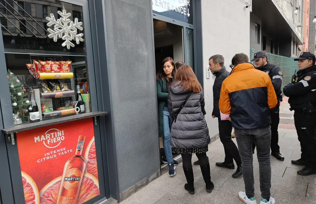 Moment en què el batlle ha entrat a l'immoble on hi havia la família que havia de desnonar.