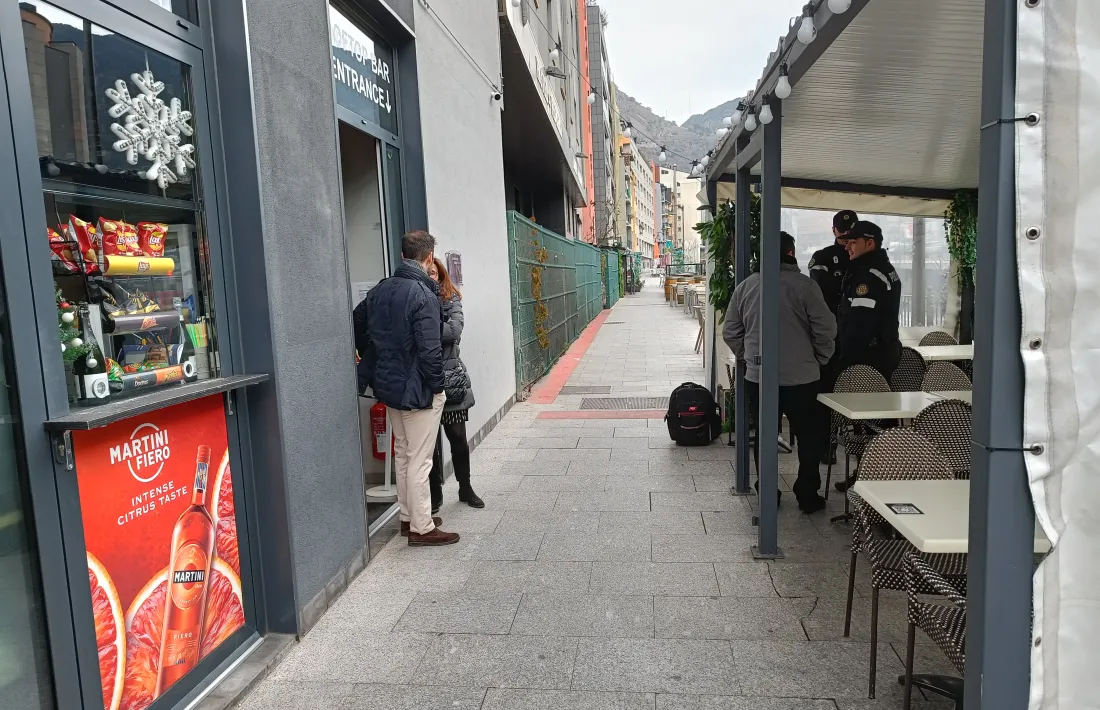 L'home que havia de ser desnonat, d'esquena i parlant amb la policia, en presència dels advocats de la propietat.