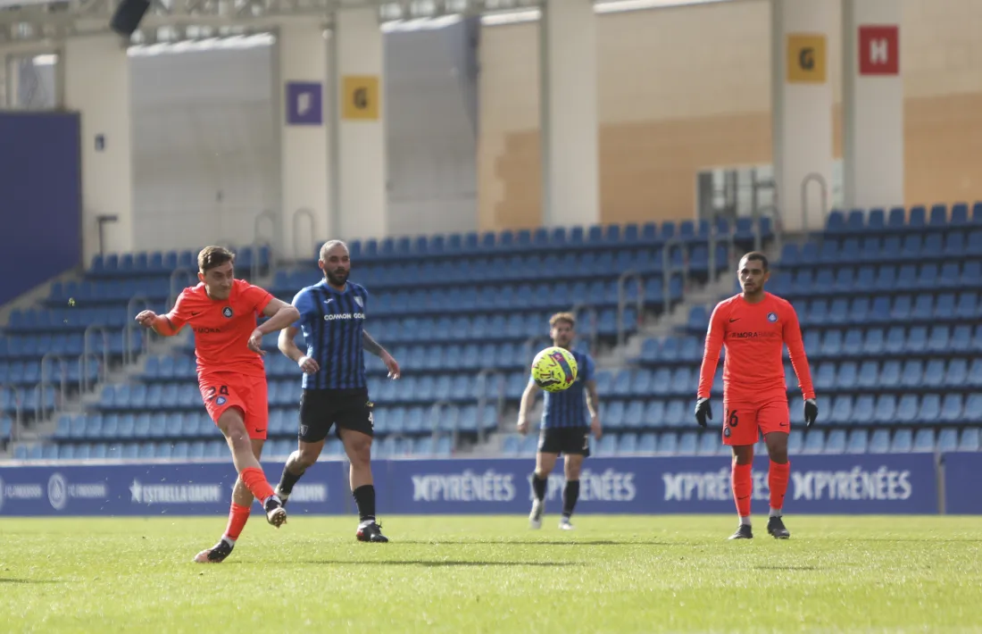 Álex Petxarromán, ‘Petxa’, lateral dret cedit per l’Athletic Club, va tornar a jugar un partit ahir després de quatre mesos de baixa.