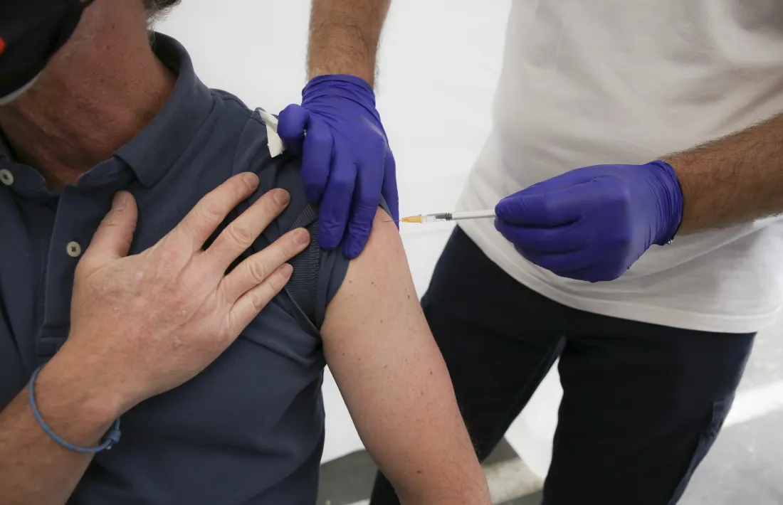 Un ciutadà rebent una de les dosis de la vacuna per fer front a la Covid-19.