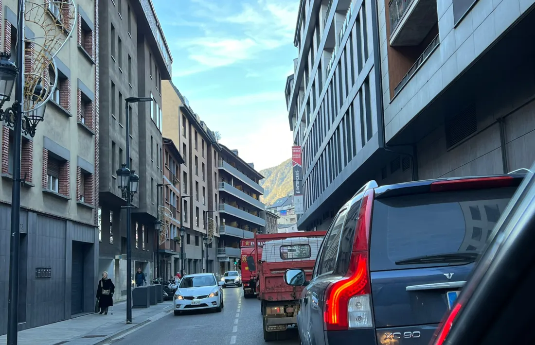 L'accident ha provocat retencions a diversos punts de la capital.