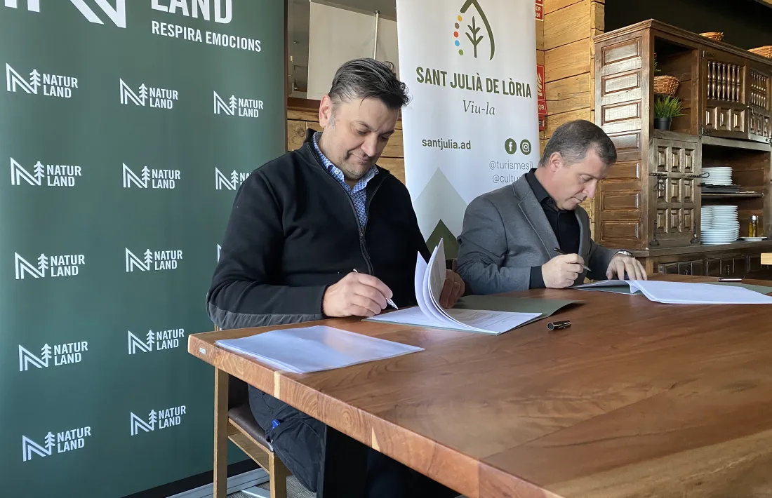 Un moment de la signatura del conveni, aquest matí.