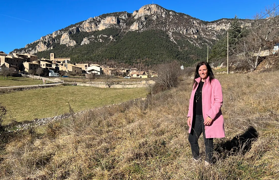 L'alcaldessa de Josa i Tuixen, Marta Poch, als terrenys on es materialitzarà el projecte. 