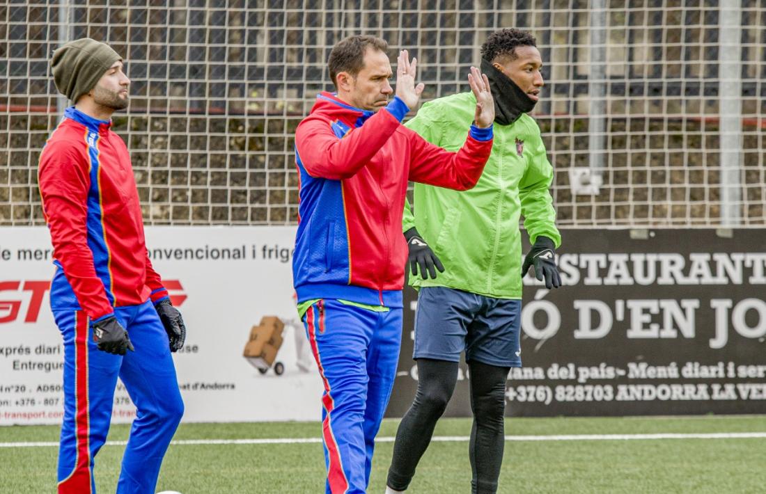 Alejandro Esteve, entrenador de Benidorm, ja va dirigir els seus primers entrenaments al renovat Penya Encarnada.