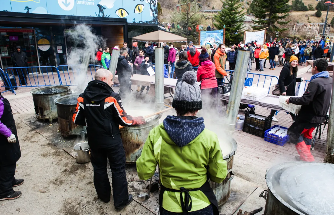 Els ciutadans podien anar a recollir l'escudella a la plaça del Telecabina.