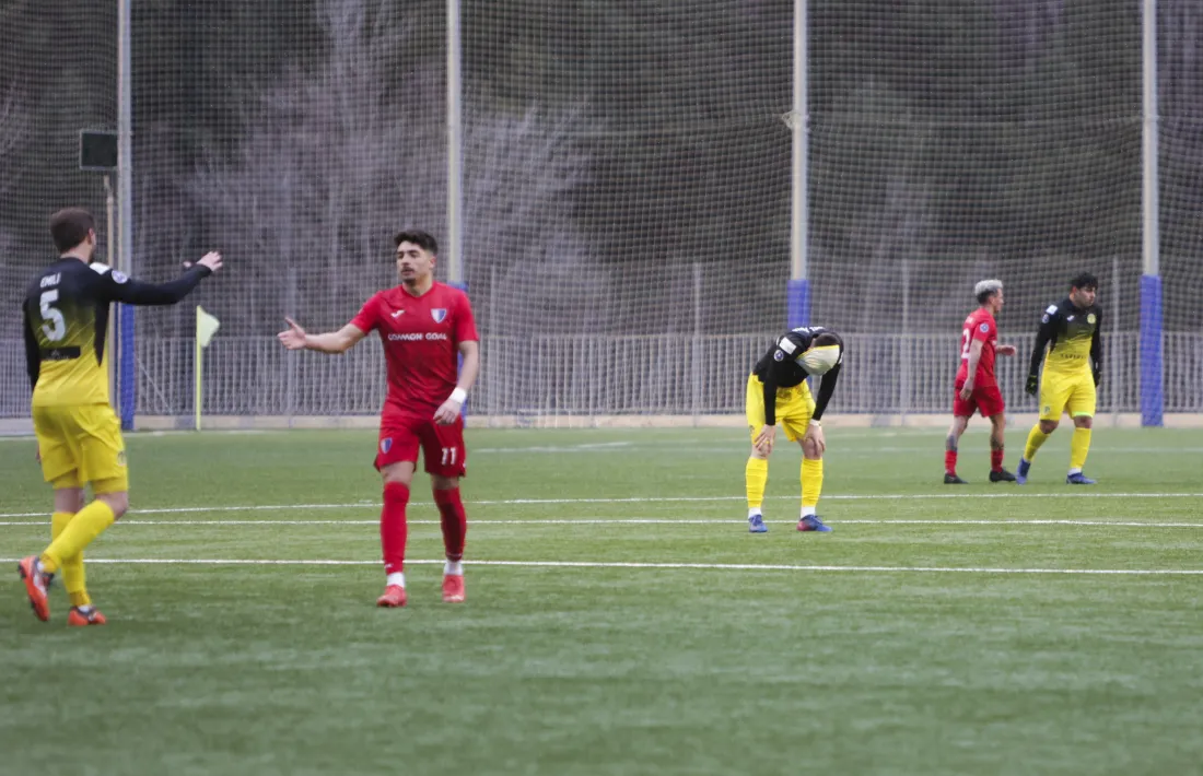 ‘Domi’ saluda Emili al final del partit i un colomenc s’amaga sota la samarreta.