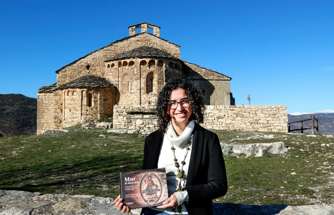 L'autora, amb l'àbsis de Santa Maria de Mur al fons. 