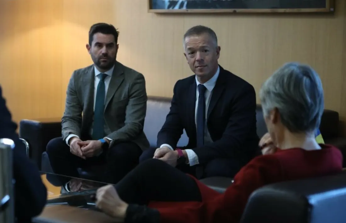 Antidio Fagúndez i Ander Gil durant la reunió amb Roser Suñé.