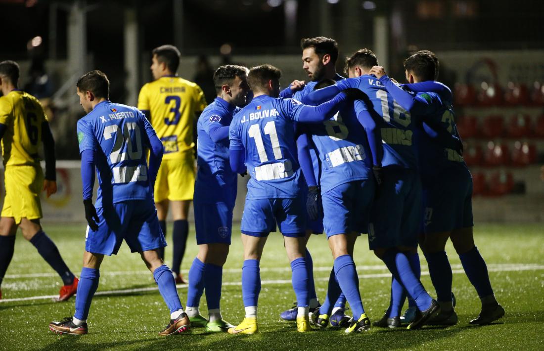 Els jugadors de l’Atlètic Club Escaldes, vigent campió de la Copa Constitució Protecvall, celebren un dels dos gols de Víctor Casadesús.