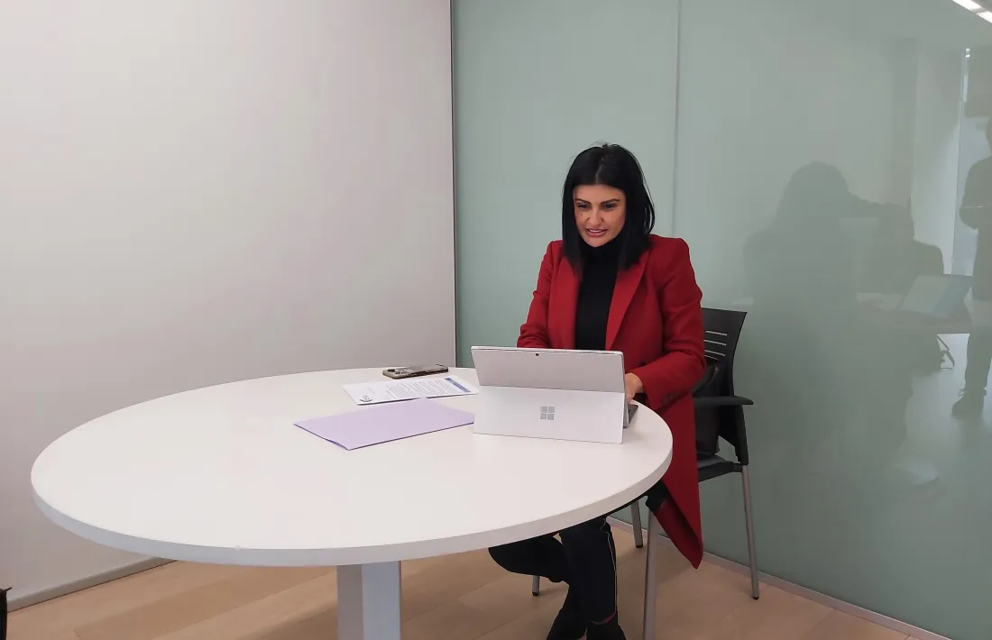 La consellera general no adscrita, Carine Montaner, al seu despatx parlamentari.