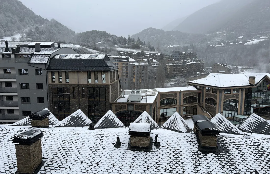 Vista general de la Massana amb les teulades nevades aquest migdia.
