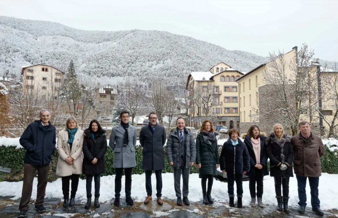 Les autoritats s'han fet una foto de família amb el Casamanya de fons un cop firmat el conveni.