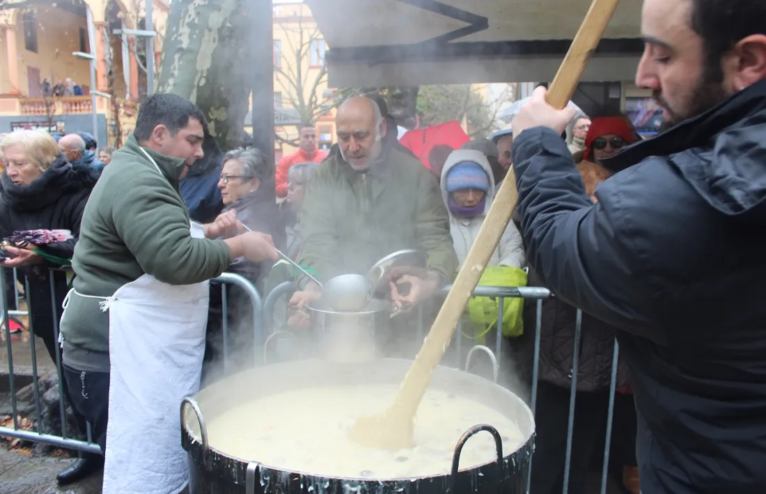 Escudellaires treballant de valent i públic massiu. 