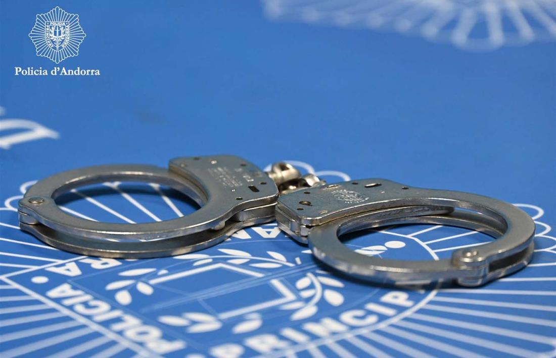 El mateix dilluns es va detenir un home per consum i possessió de cocaïna.