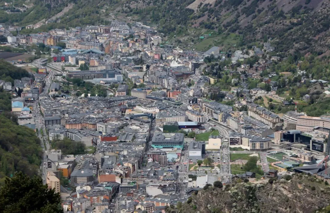Vista aèria d'Andorra la Vella i Escaldes-Engordany.