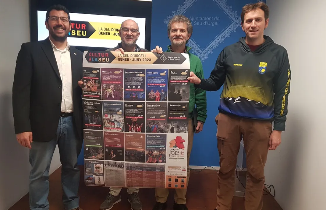 Els artífex de la programació cultural, els tècnics Andreu Campillo i Albert Galindo, flanquejats per alcalde i regidor.