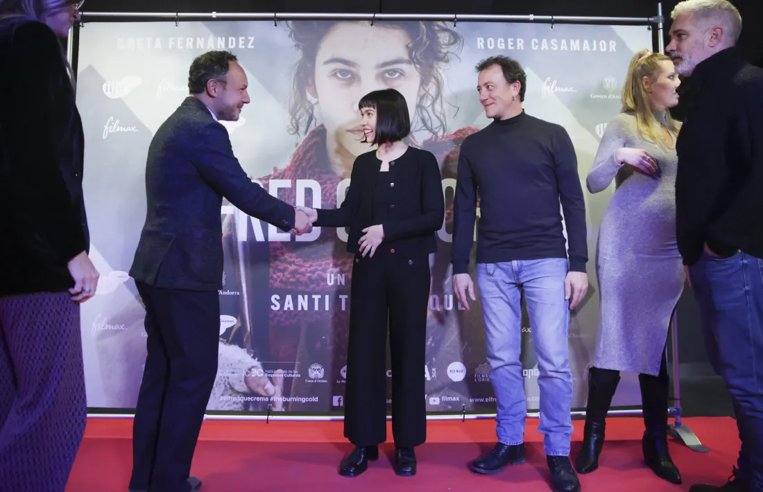 El cap de Govern, que va assistir a la preestrena amb la ministra Riva, saluda la protagonista de ‘El fred que crema’.