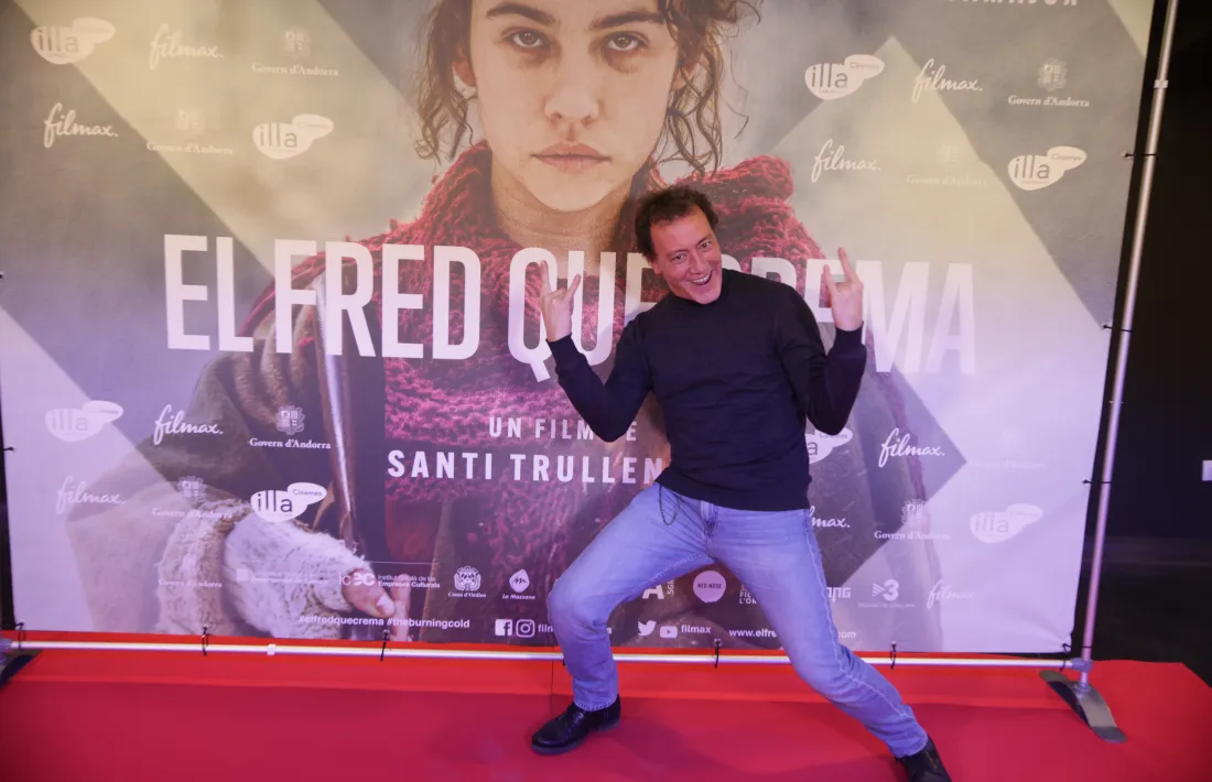 Roger Casamajor (Antoni, a la ficció), davant del cartell de l'El fred que crema'.