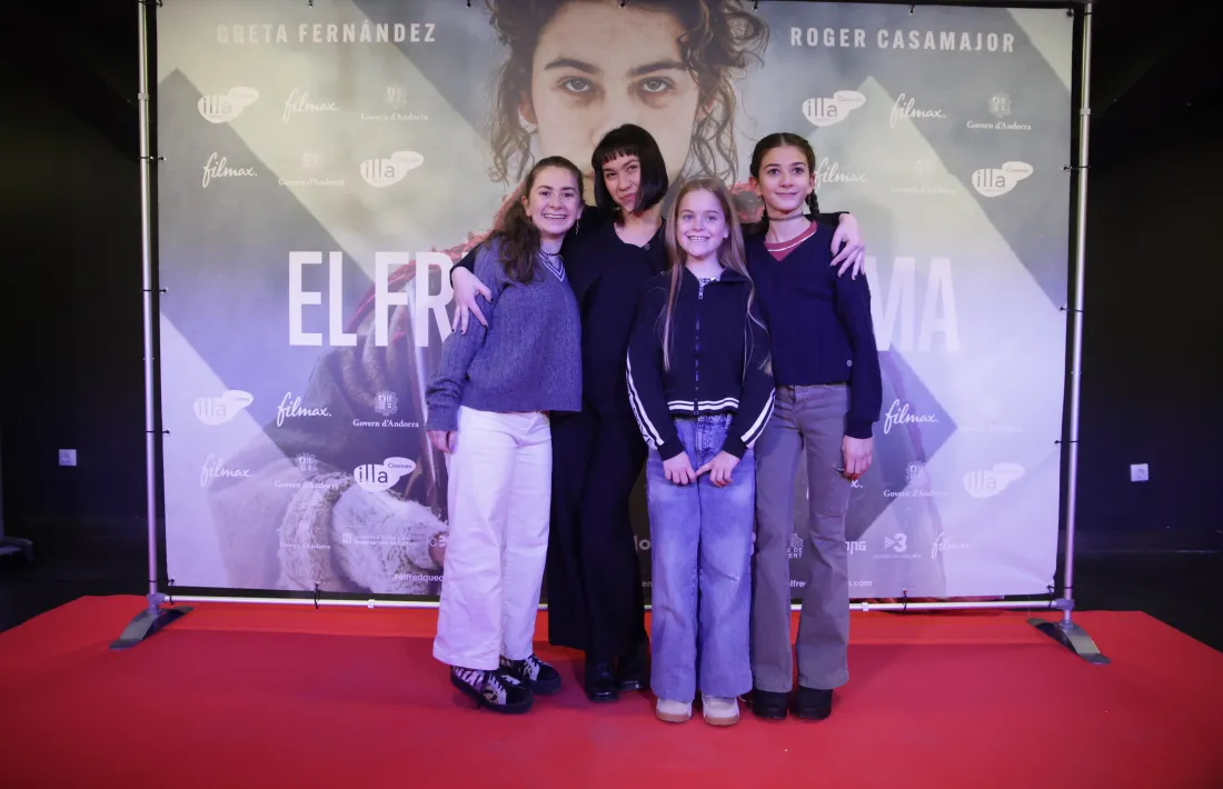 Greta Fernández (Sara) opsa al photocall amb tres joves admiradores.