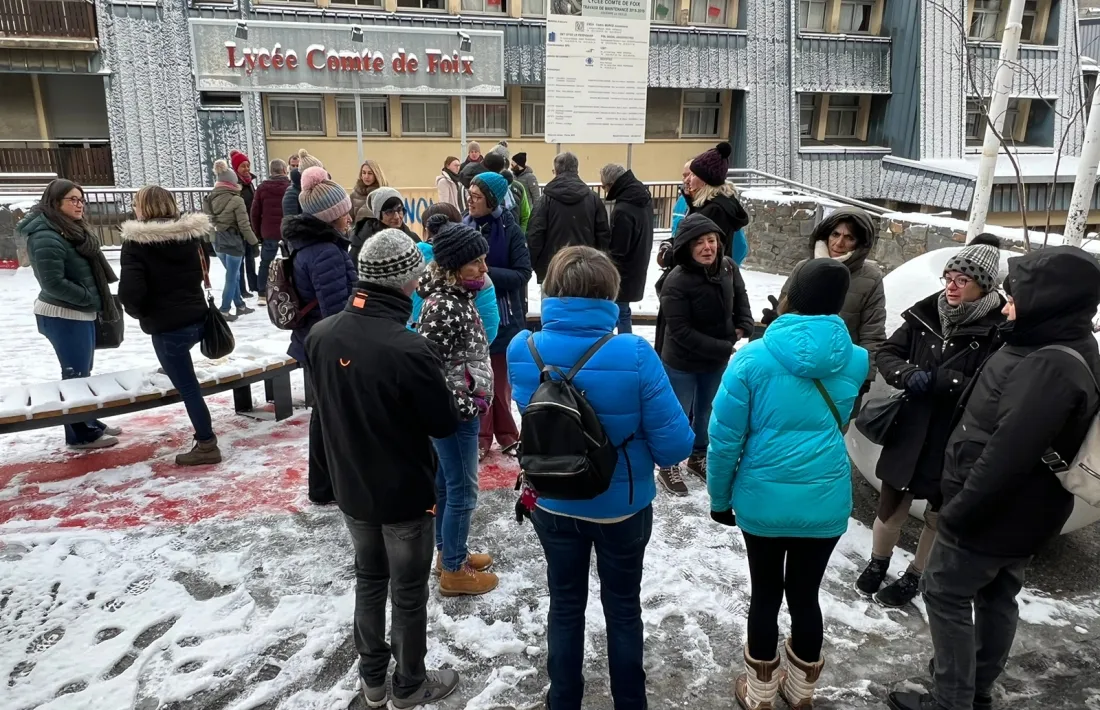 Una trentena de professors s'han concentrat a primera hora del matí a les portes del Lycée.