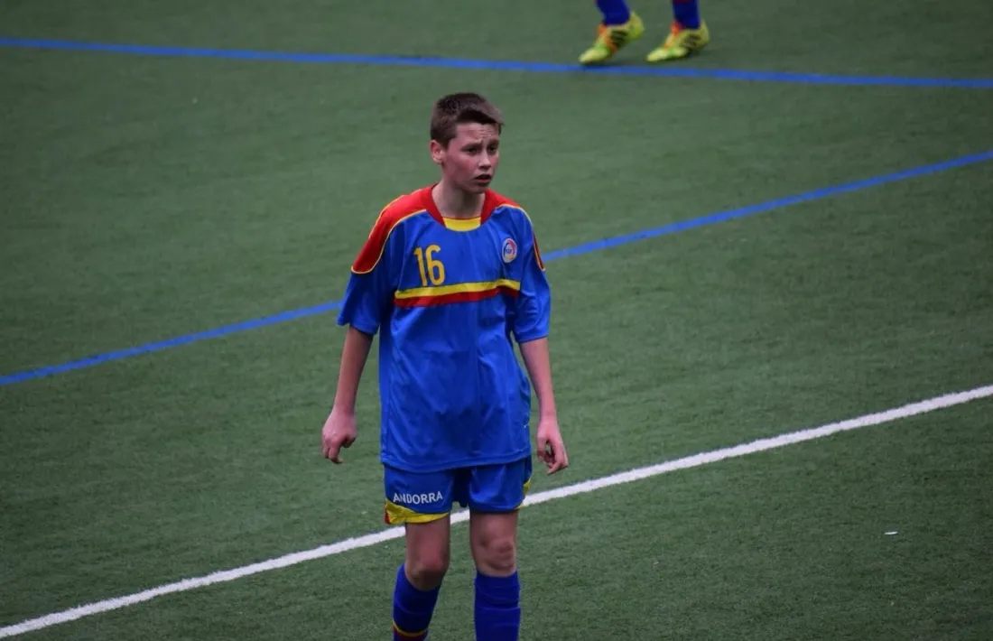 L’extrem esquerre, de 22 anys, va jugar dels 12 als 17 anys amb l’Enfaf i també amb l’FC Andorra. 