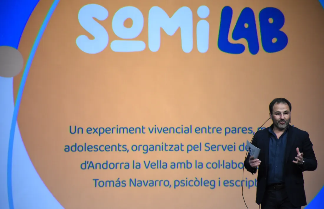 El psicòleg Tomàs Navarro durant la presentació del documental del SomiLab.