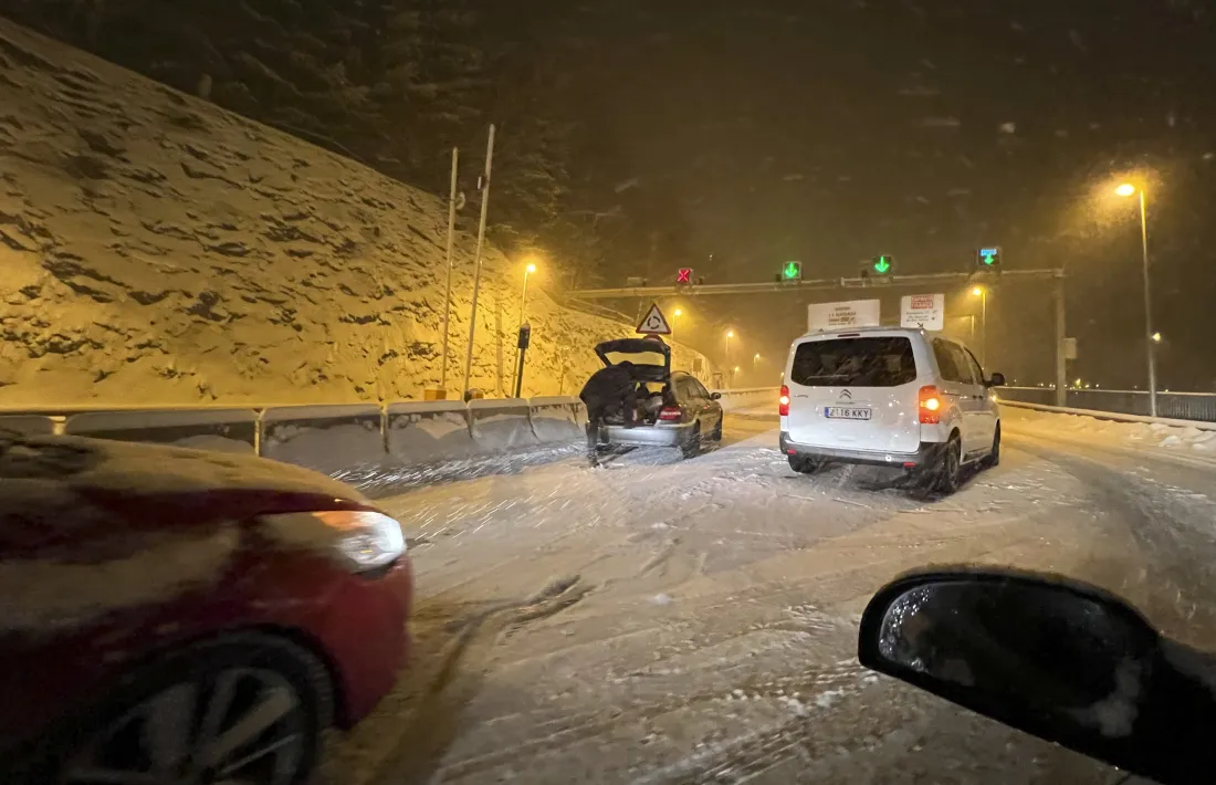 La nevada del vespre va provocar retencions i caos circulatori en alguns punts.