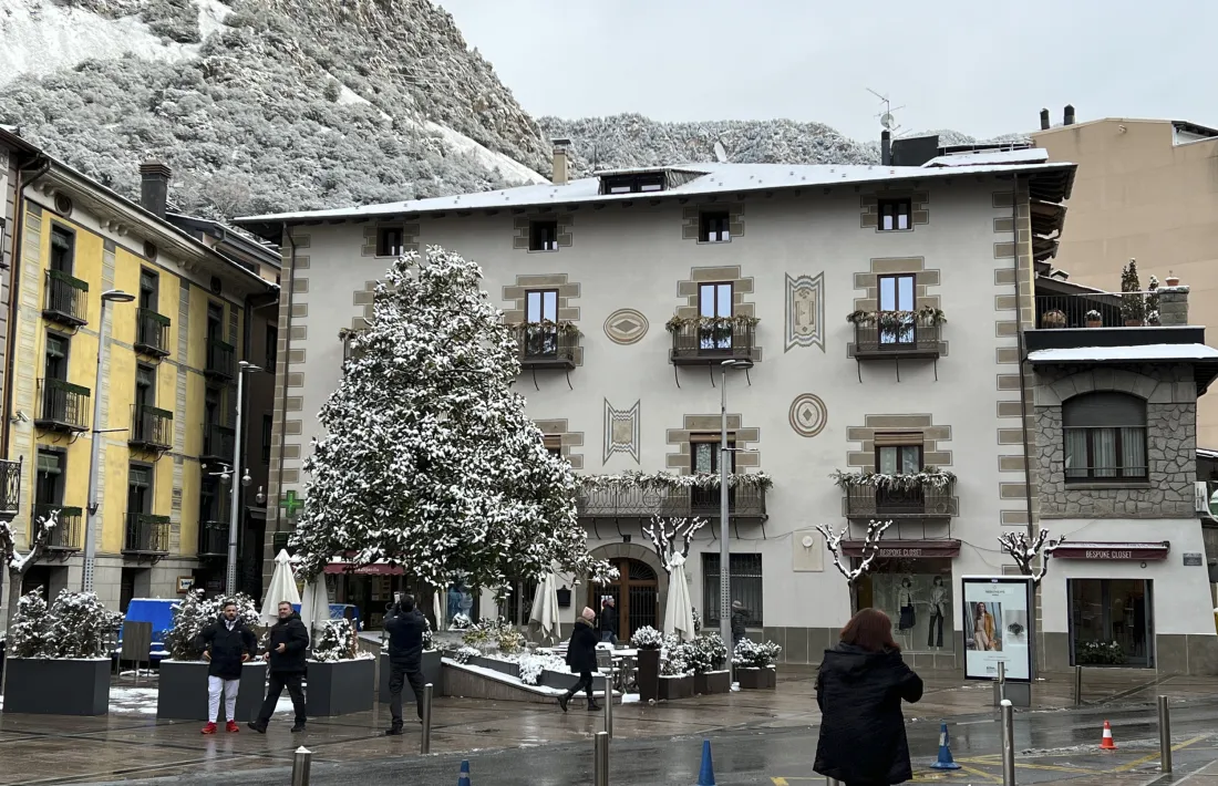 La intervenció va començar al juliol i va concloure al novembre. Va caldre repicar el morter de calç de tota la façana i reproduir els calcs que es conservaven dels medallons i els carreus laterals.