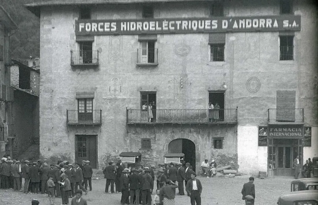 La casa Guillemó al 1933, ja em el rètol de la Caixa de Pensions. Encara s'hi distingien amb certa claredat els medallons de la façana, atenció a la Farmàcia Internacional i al segon pis, encara sense balcons.