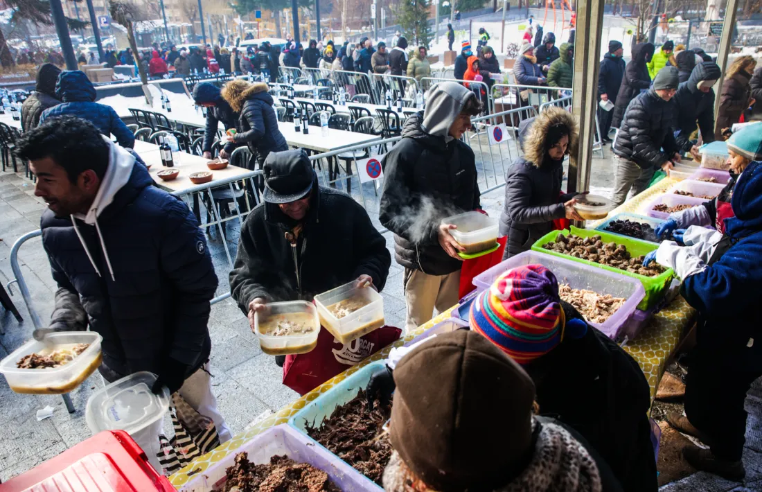  Un moment de la tradicional escudella de Sant Antoni a la plaça de Sant Miquel.