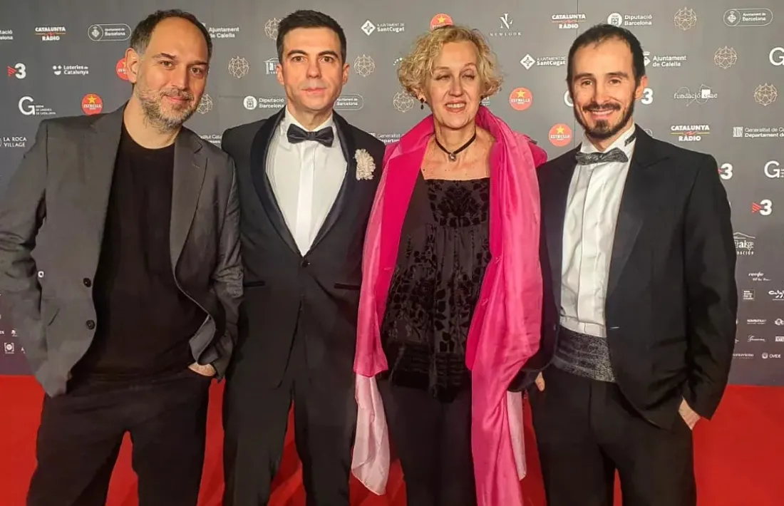 Els productors de 'El fred que crema', amb el director, Santi Trullenque, segon per l'esquerra, a la catifa vermella dels premis Gaudí.