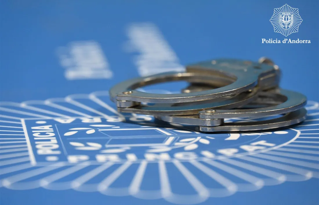 Els agents van arrestar un no resident de 54 anys per agredir la parella en un hotel.