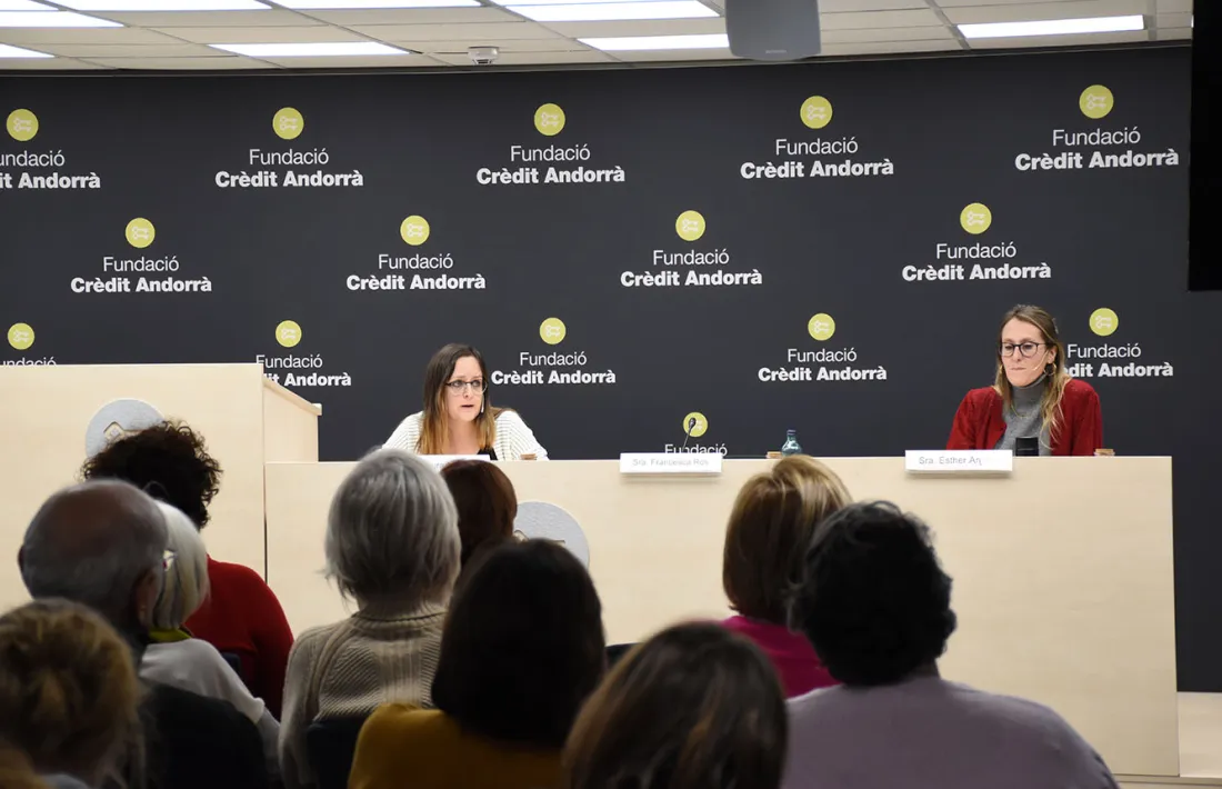 La xerrada de la infermera referent de la unitat de cures pal·liatives del SAAS, Esther Argilés, i la psicooncòloga Laura Medina.