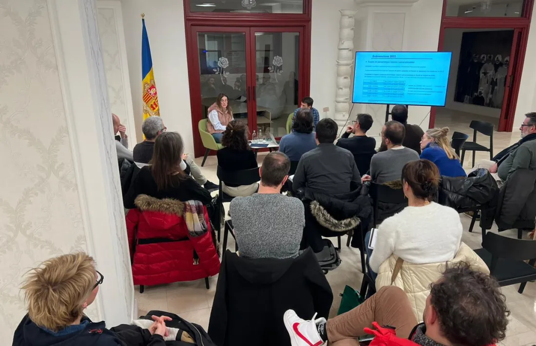 La ministra Riva i el cap d’Acció cultural, Joan-Marc Joval, van presentar ahir el nou format de les subvencions culturals a artistes i creadors.